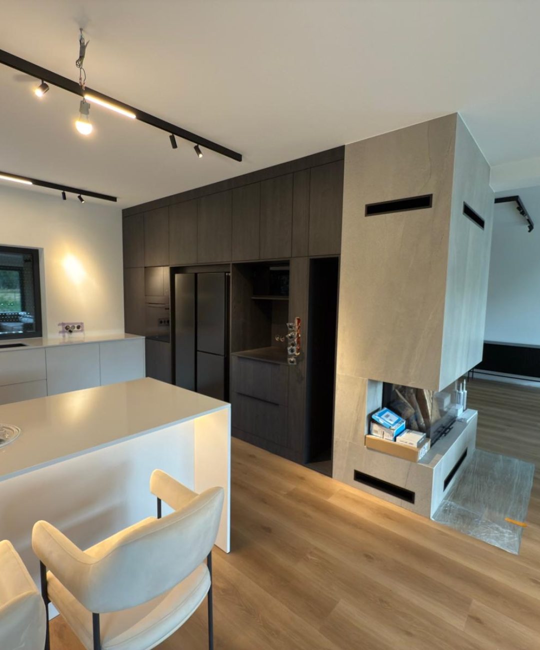 b386bc23-4d67-4fd8-bbcb-5be5c224c14c